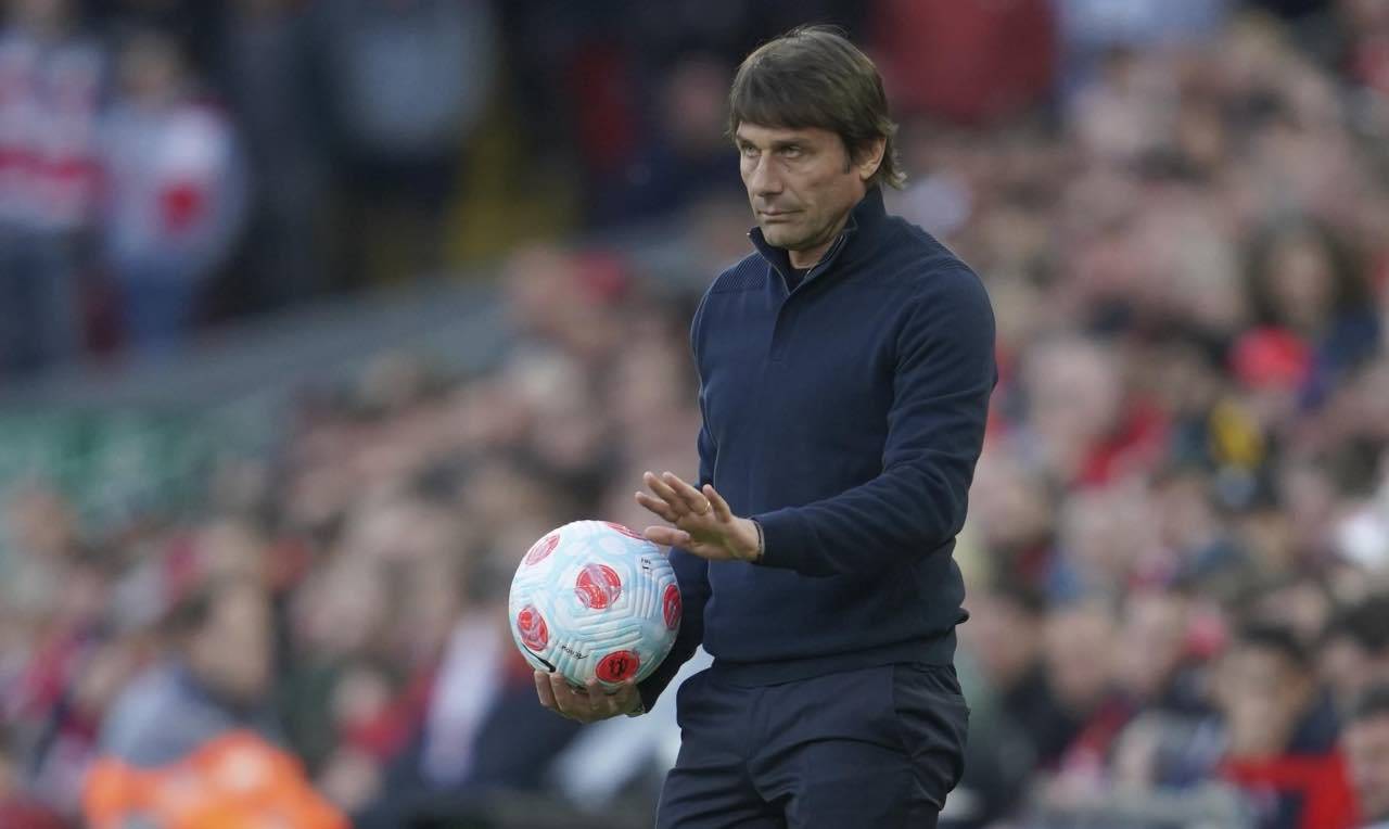 Conte col pallone in panchina