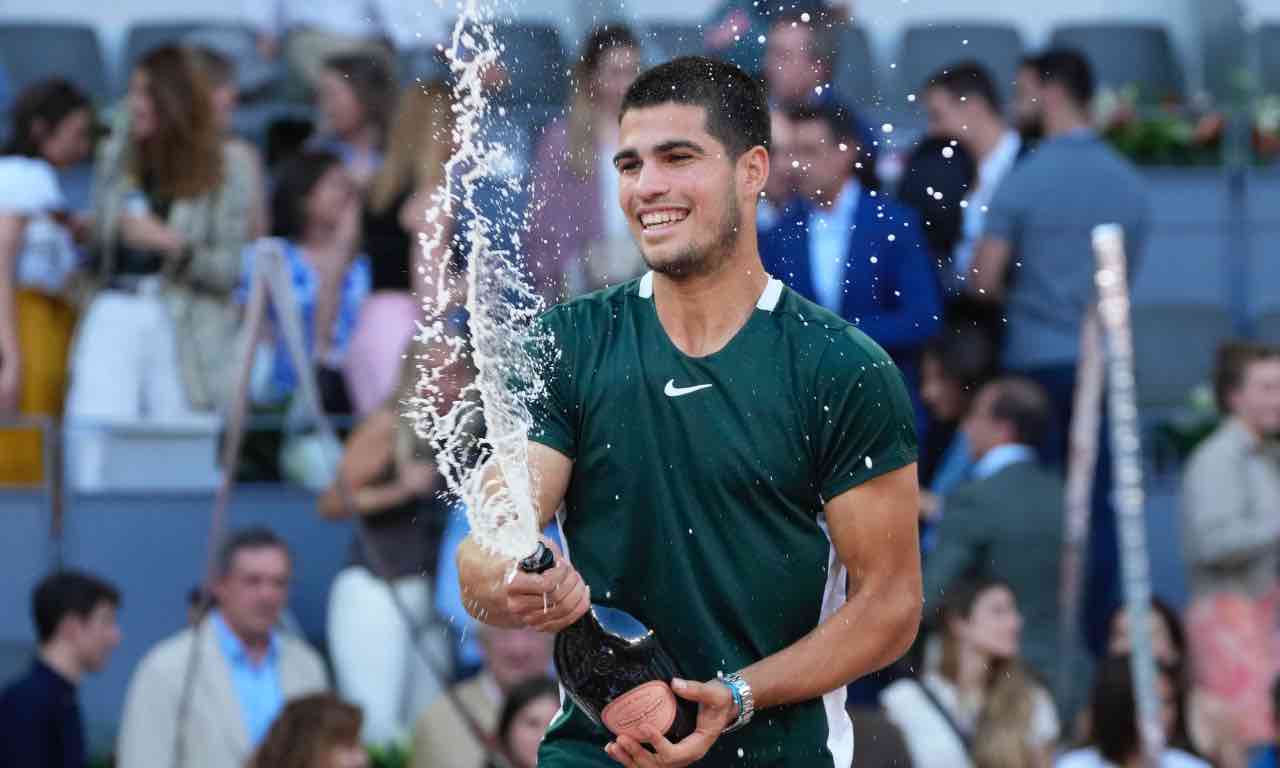 Alcaraz festeggia il Madrid Open con uno champagne