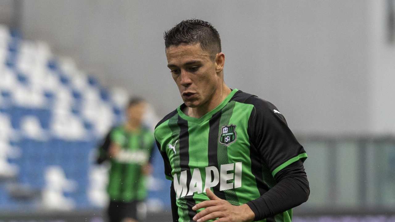 Raspadori corre verso il pallone Sassuolo