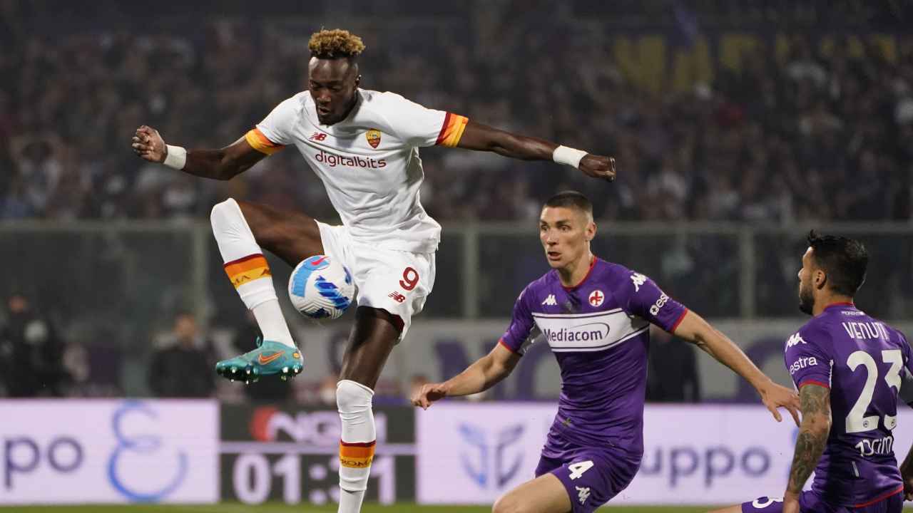 Abraham salta verso il pallone Roma