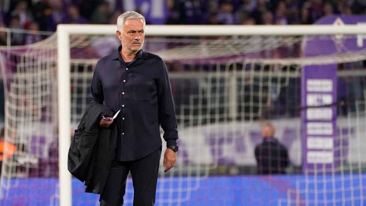 Mourinho pensieroso in campo Roma