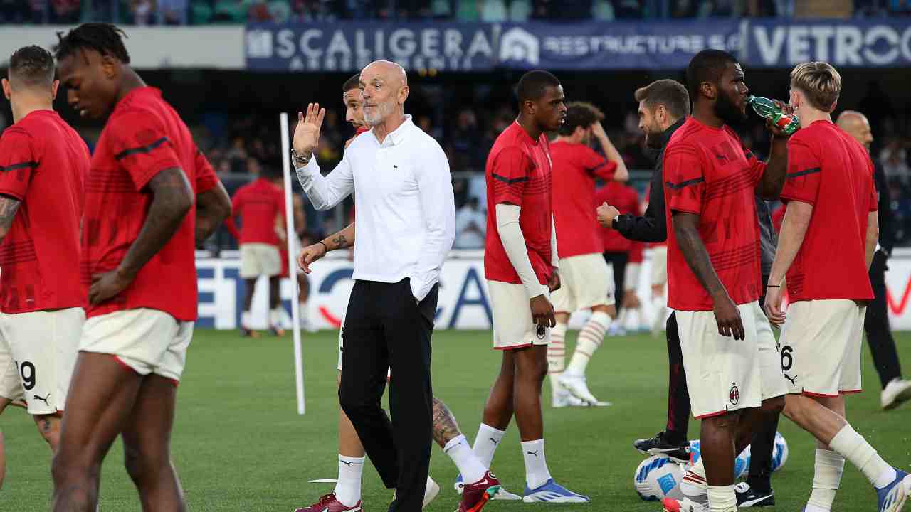 Pioli con i giocatori in campo Milan