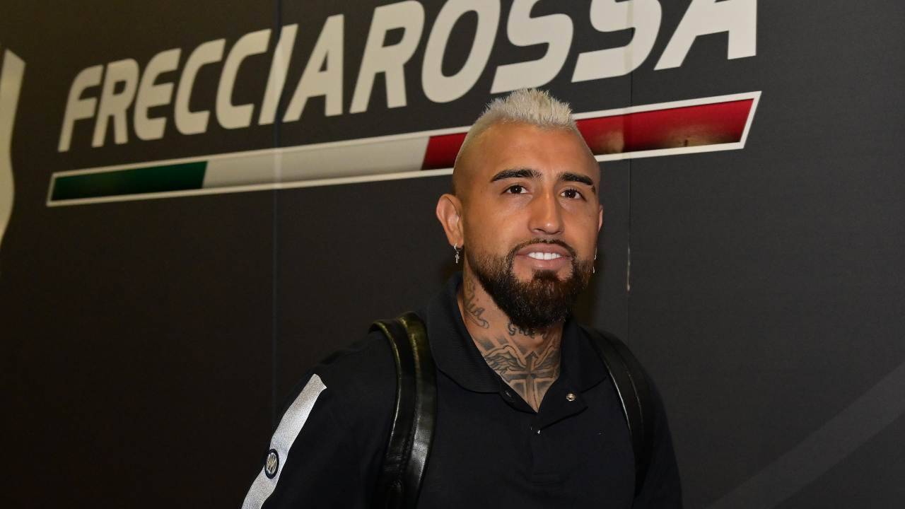 Vidal sorride mentre cammina Inter