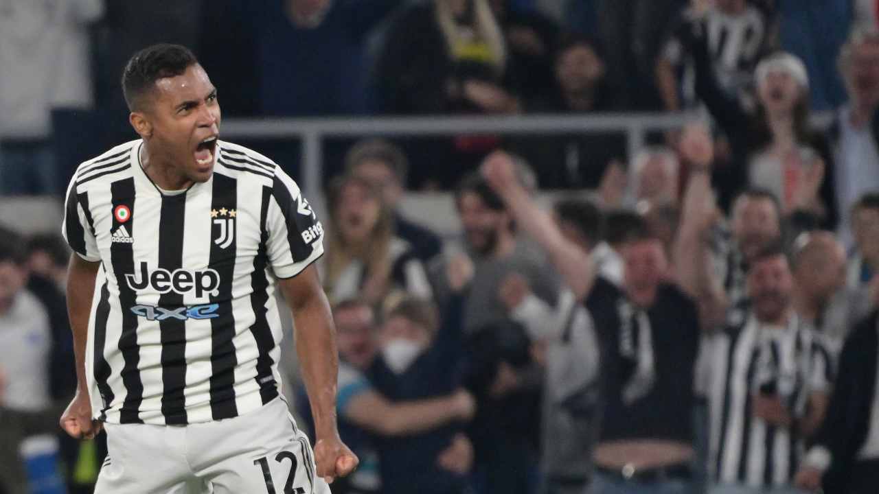 Alex Sandro urla ed esulta dopo il gol Juventus