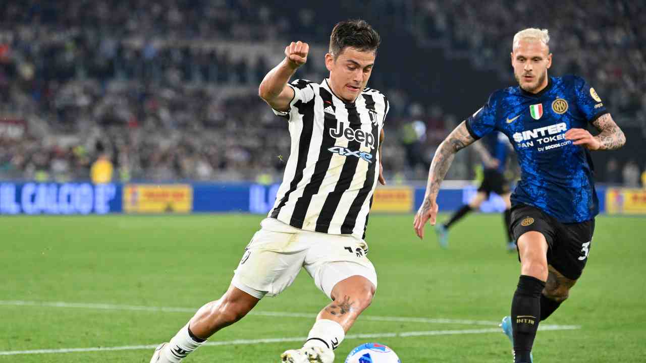 Dybala e Dimarco corrono verso il pallone Inter