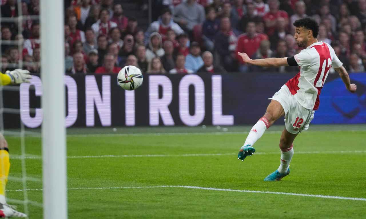 Mazraoui tenta il tiro con la maglia dell'Ajax