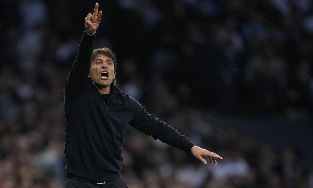 Antonio Conte dà indicazioni alla squadra