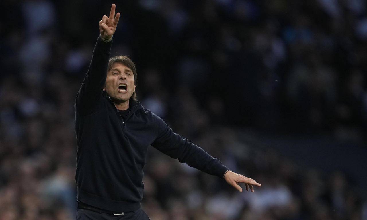 Antonio Conte dà indicazioni alla squadra