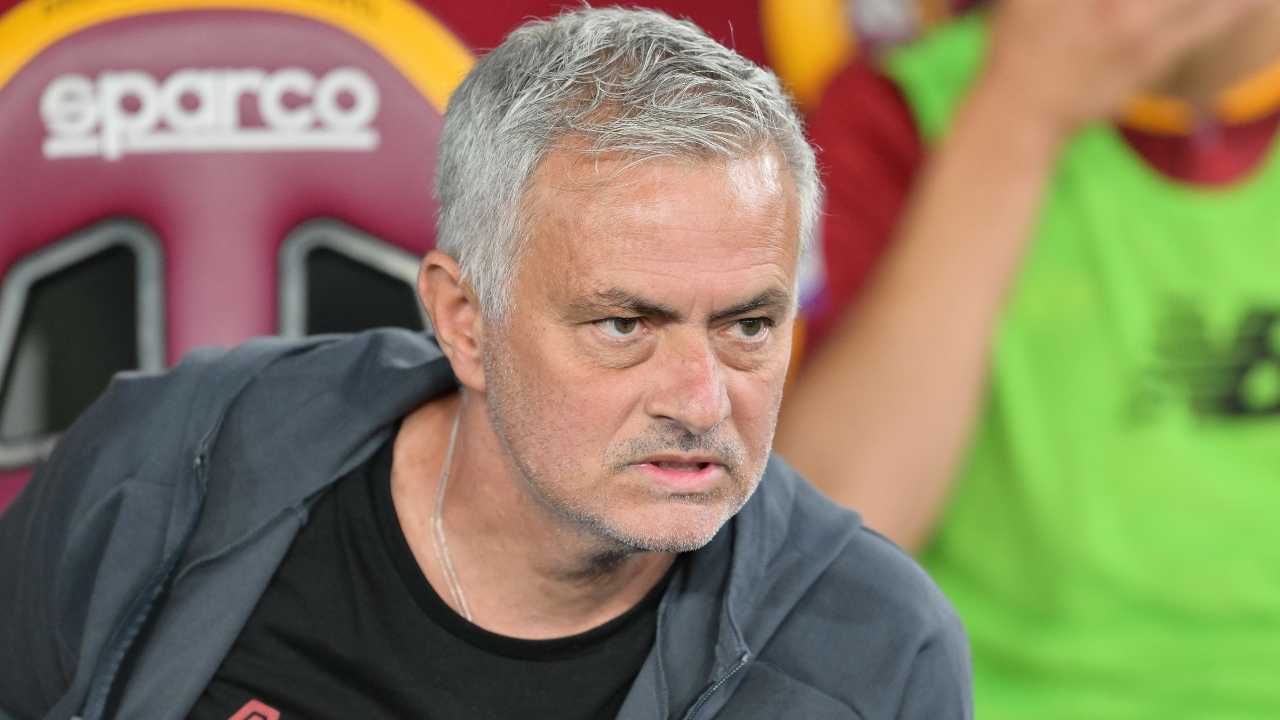 Mourinho adirato in panchina Roma 