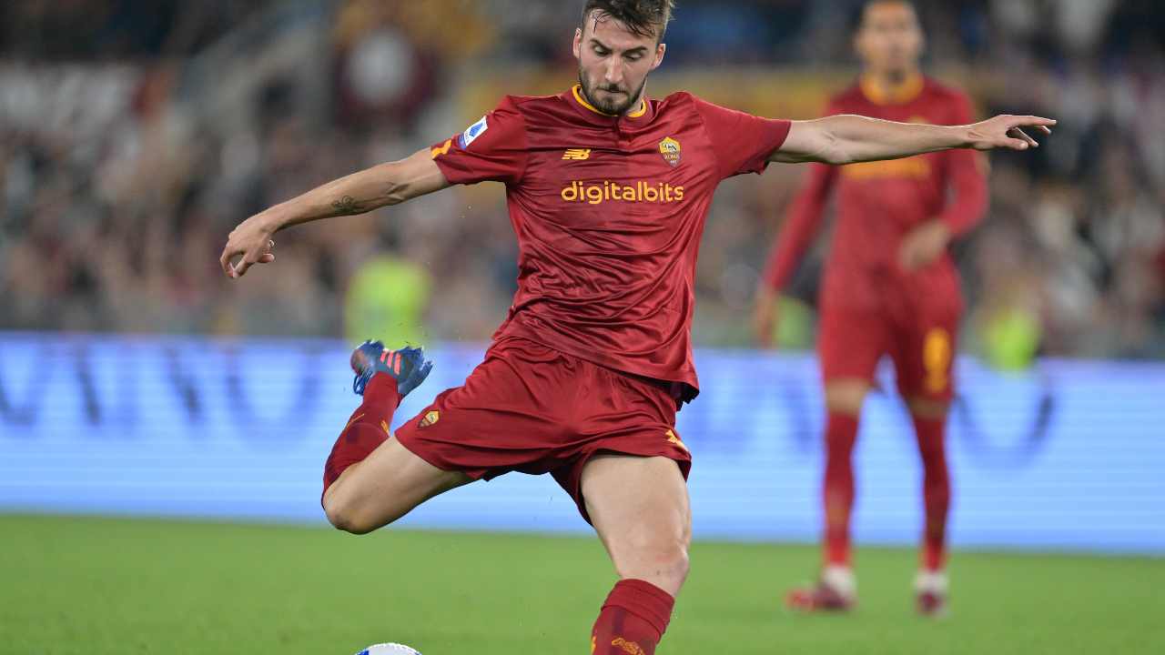 Cristante calcia il pallone Roma