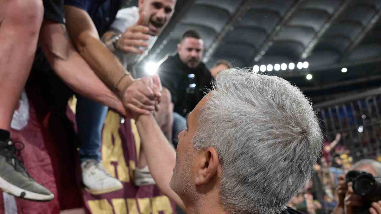 Mourinho saluta i tifosi Roma