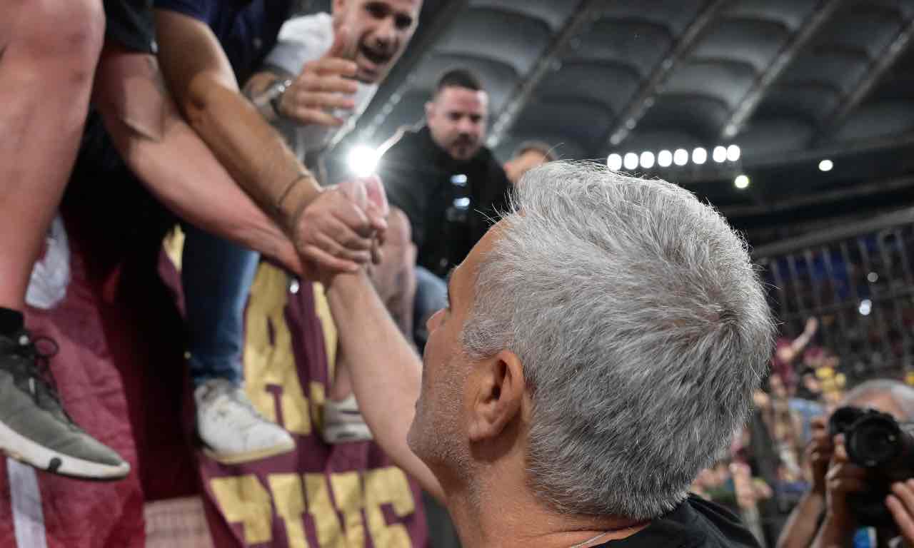 Mourinho stringe la mano ai tifosi della Roma all'Olimpico