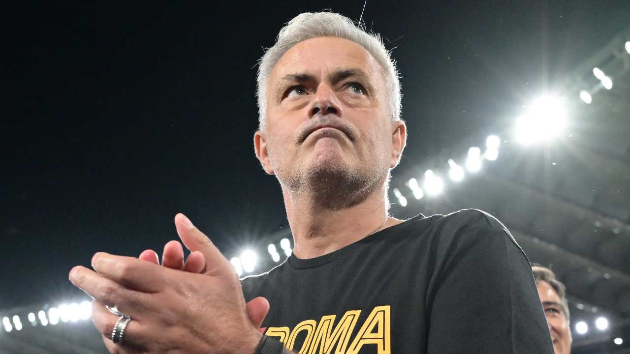 Mourinho applaude tifosi e squadra Roma