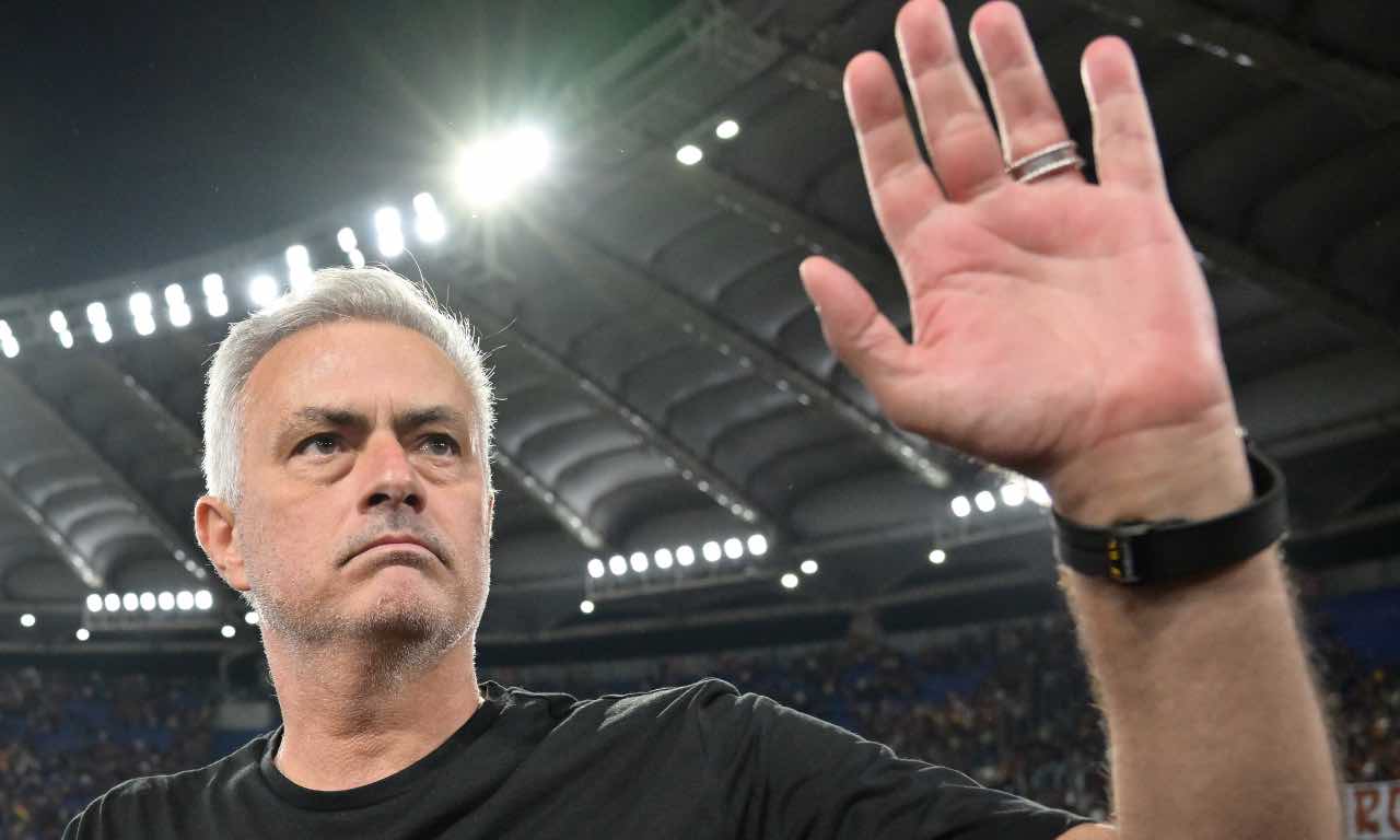 Mourinho saluta i tifosi sugli spalti all'Olimpico