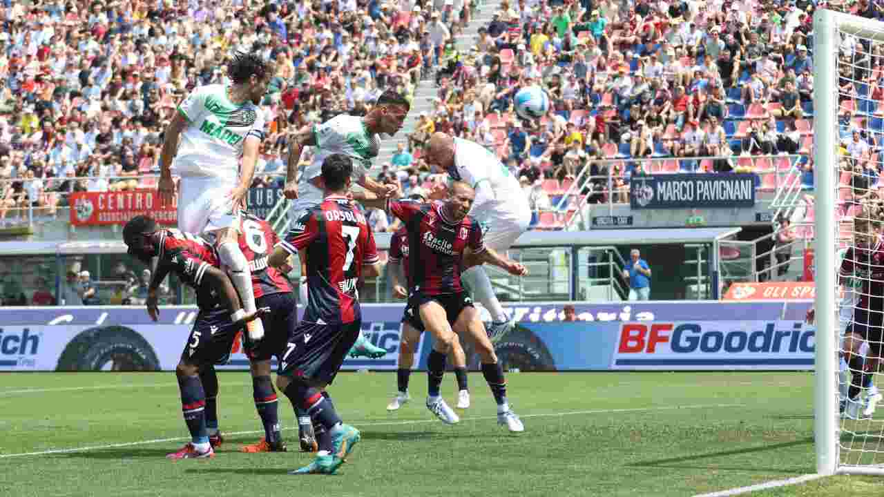 Bologna-Sassuolo giocatori in area di rigore