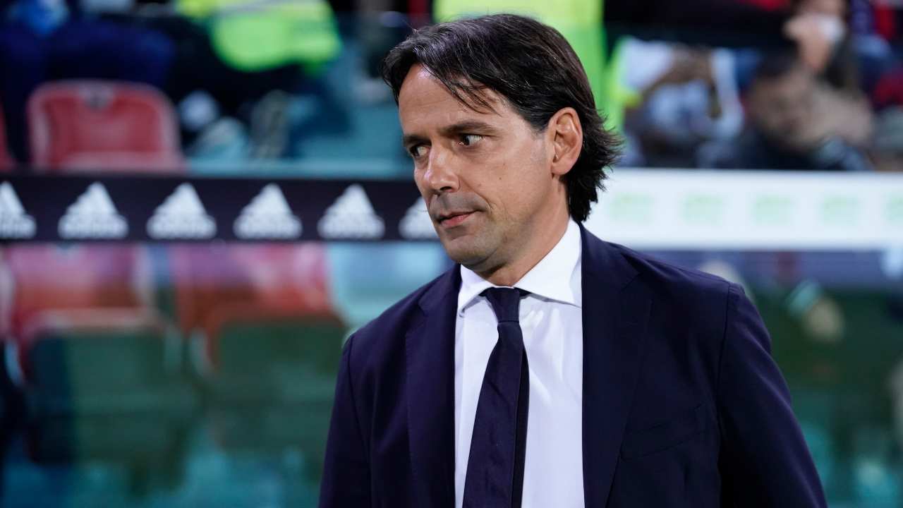 Inzaghi concentrato guarda di lato Inter