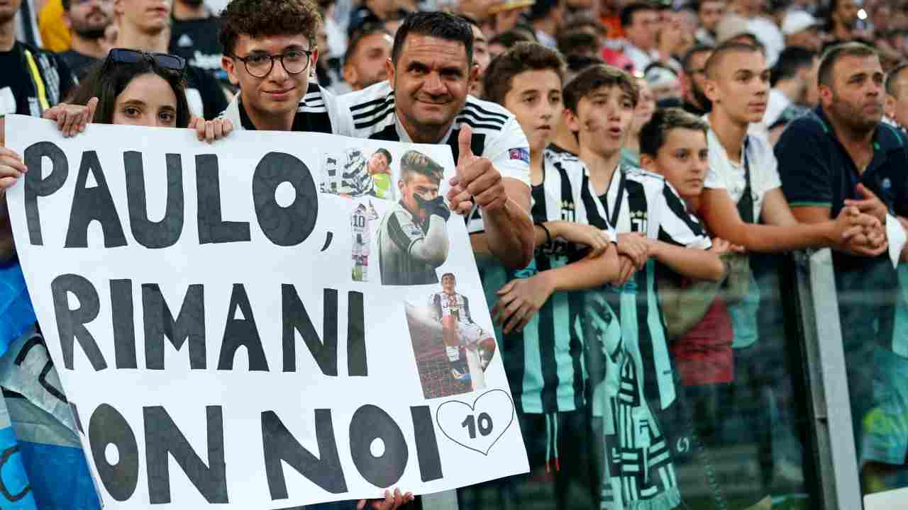 Tifosi Juventus con un cartellone di dedica a Dybala