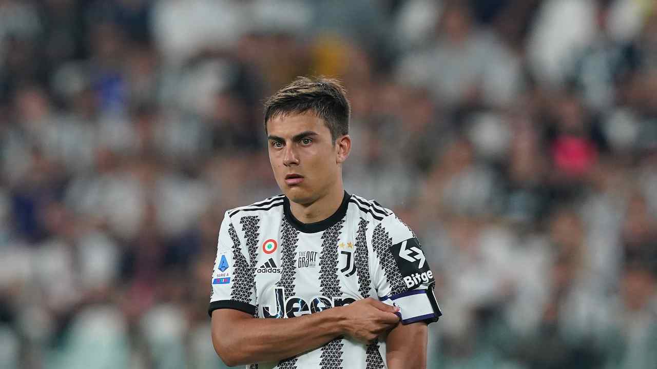 Dybala si sistema la fascia da capitano Juventus