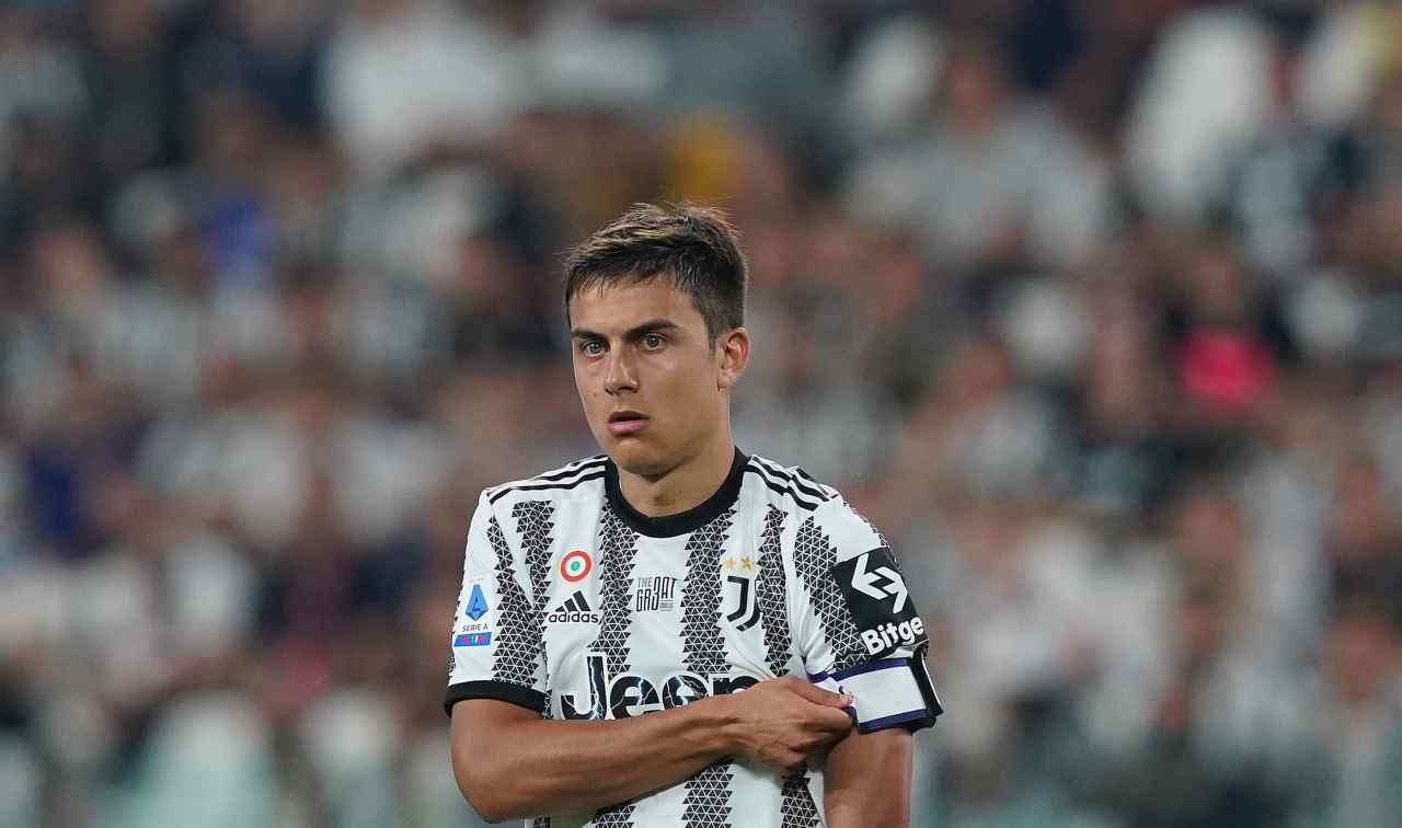 Dybala con la fascia da capitano della Juventus 