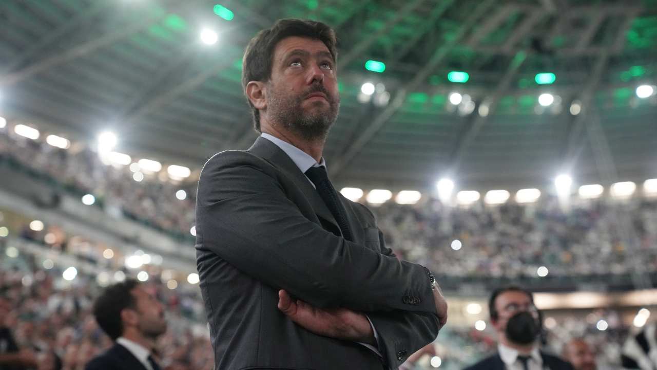 Agnelli guarda in alto con le braccia conserte Juventus