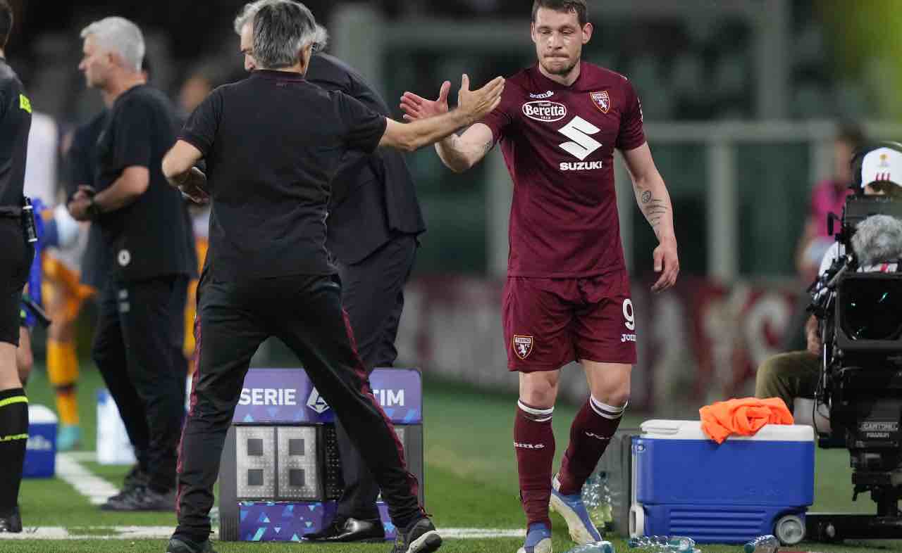 Belotti saluta Juric all'uscita dal campo