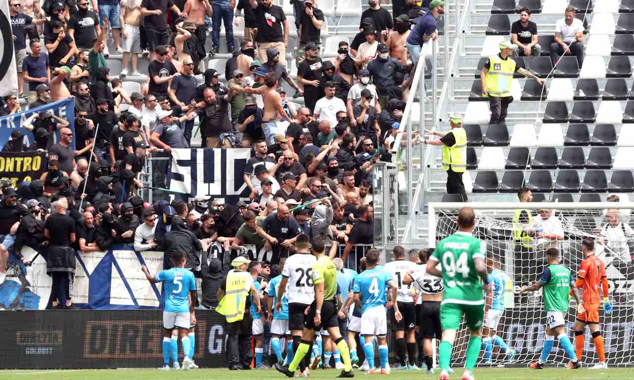 Rissa tra tifosi del Napoli e Spezia al Picco