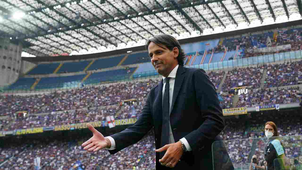 Inzaghi sorridente tende la mano Inter