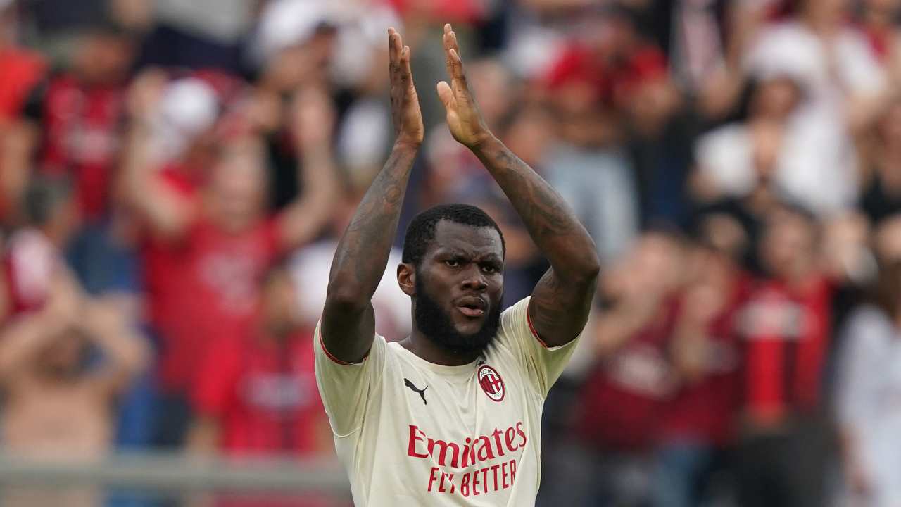 Kessié applaude i tifosi Milan