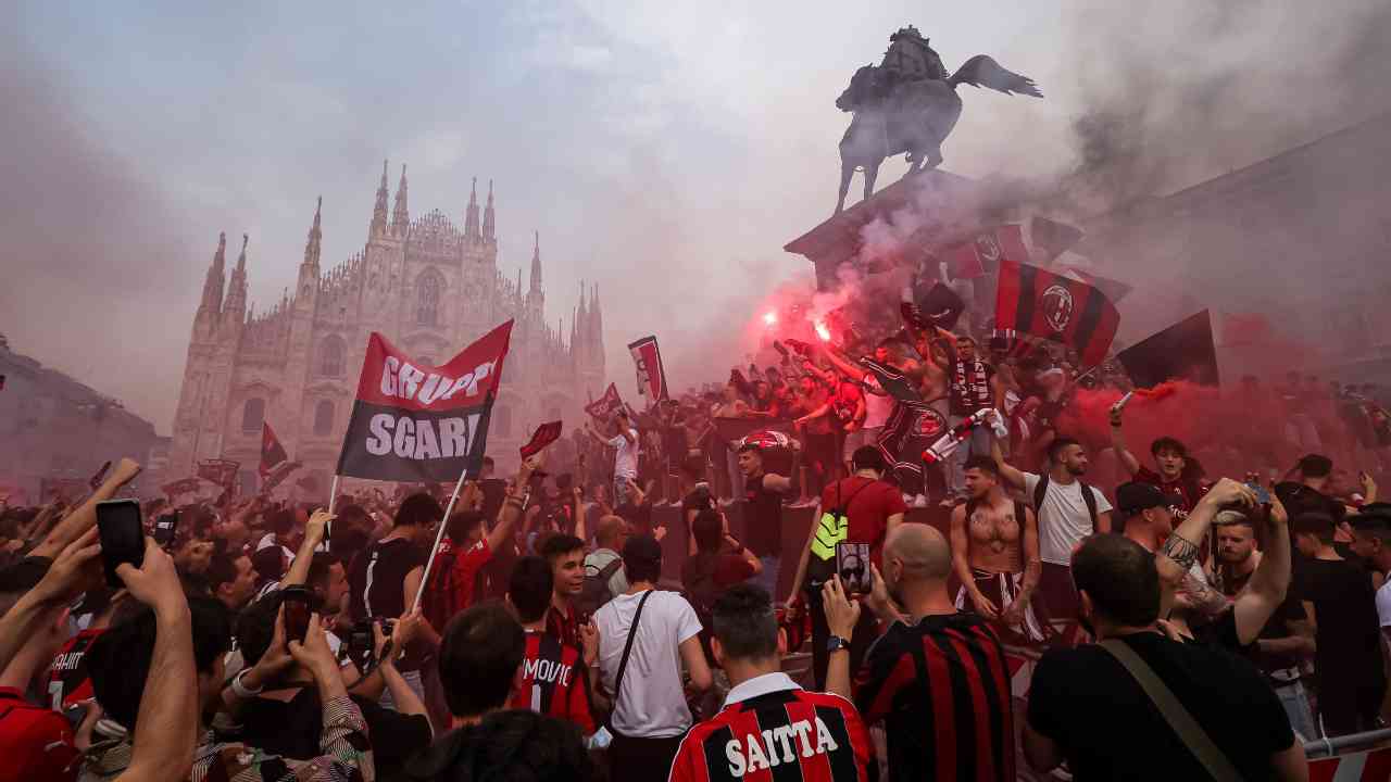 Tifosi Milan festeggiano lo scudetto