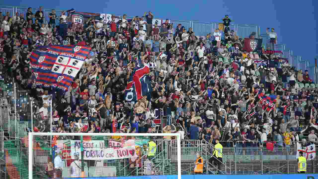 Tifosi Cagliari in curva allo stadio