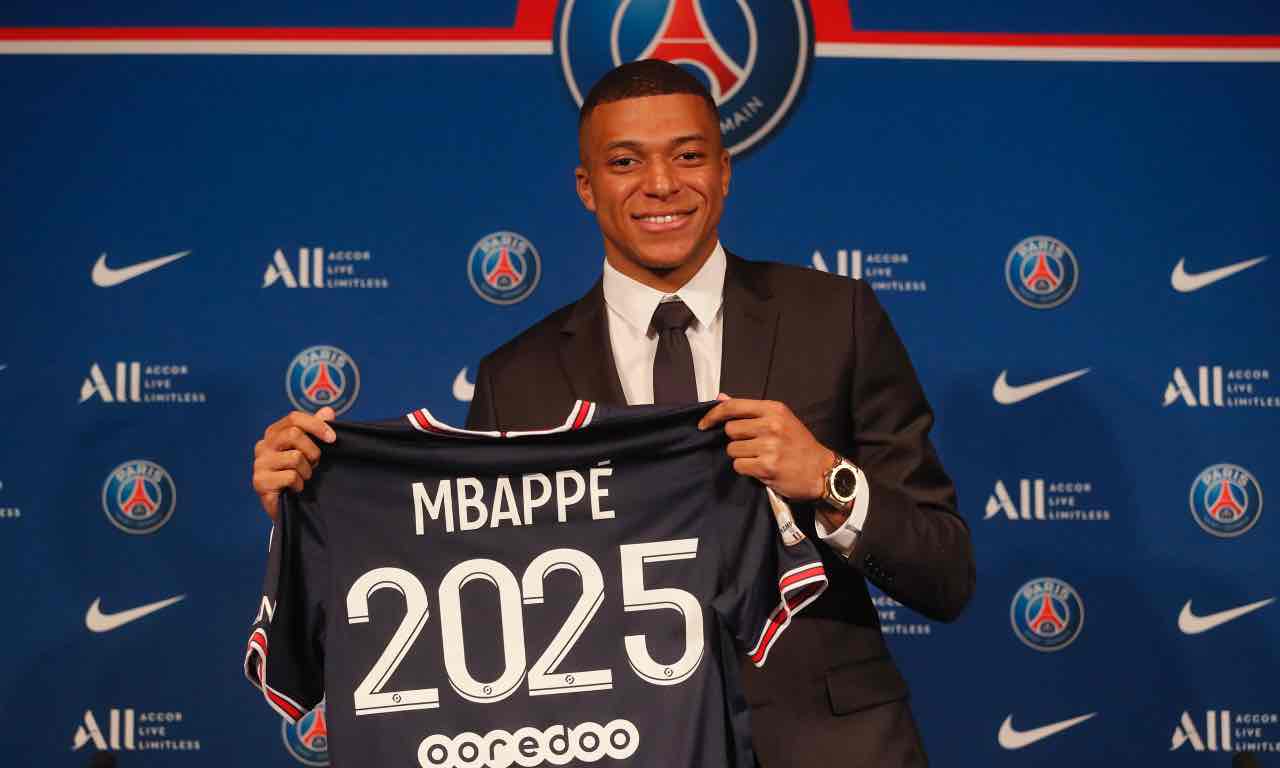 Mbappé mostra la maglia 2025 in occasione del rinnovo col PSG