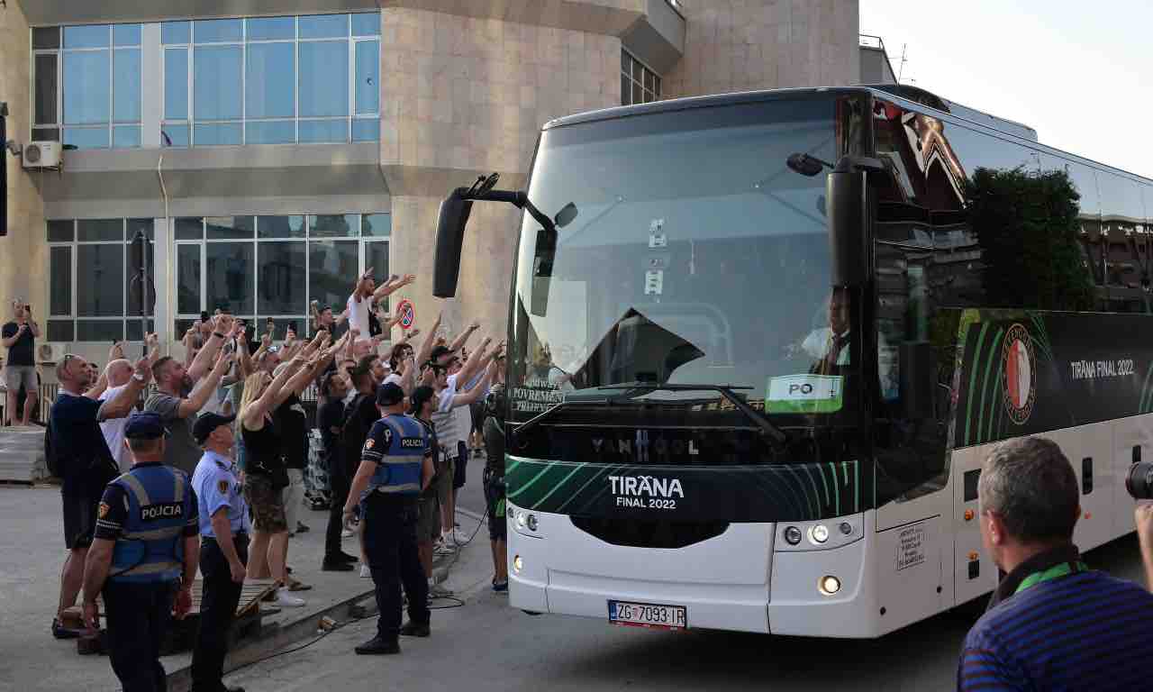 I tifosi del Feyenoord accolgono la squadra che arriva in pullman a Tirana per la finale di Conference League