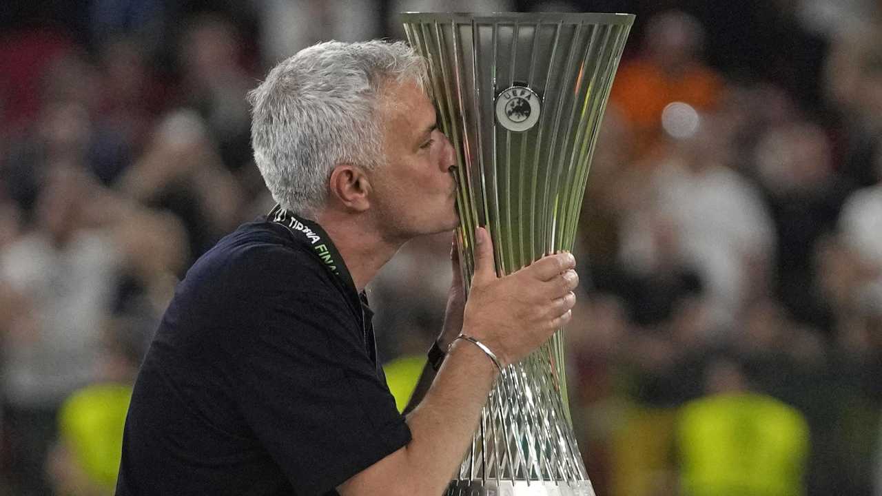 Josè Mourinho bacia la coppa