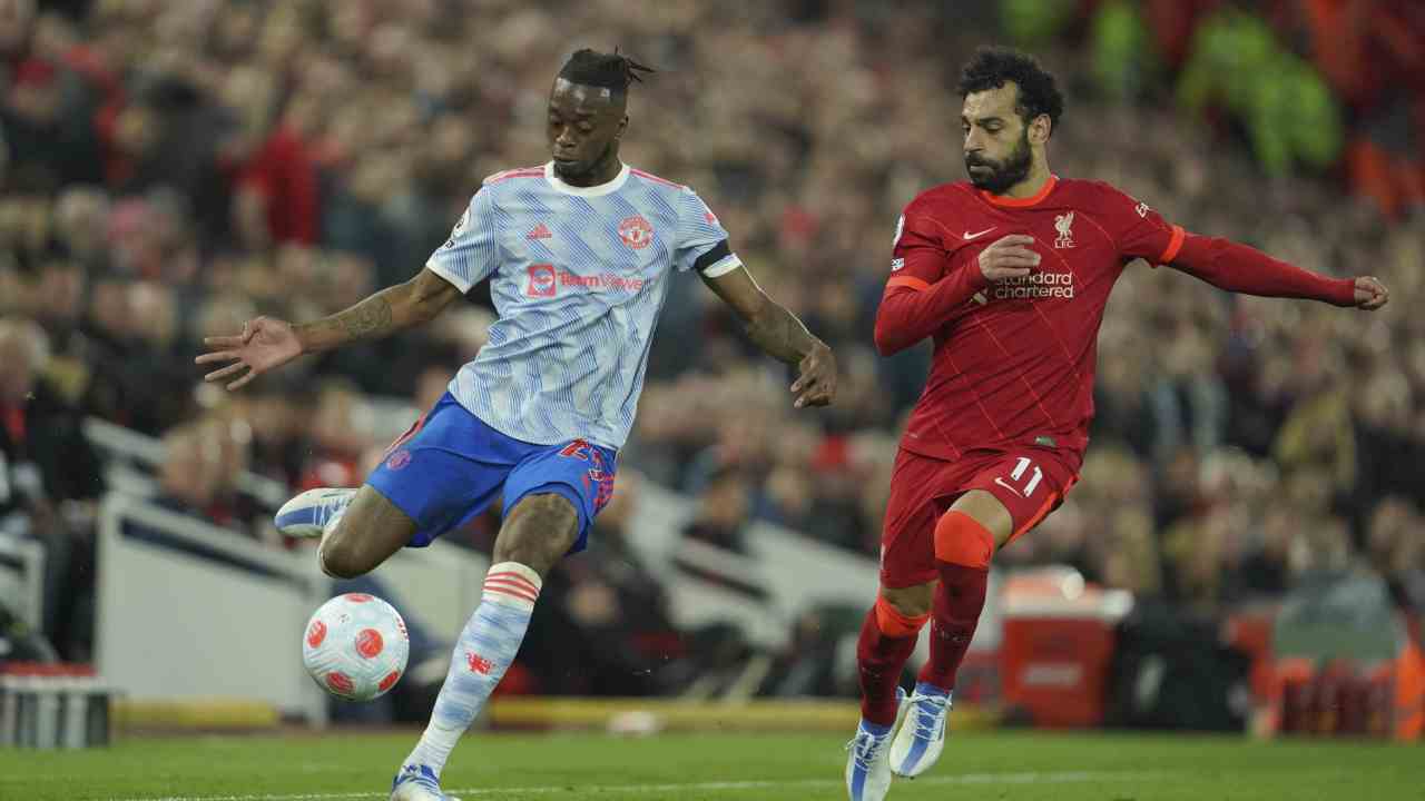 Aaron Wan-Bissaka passa il pallone