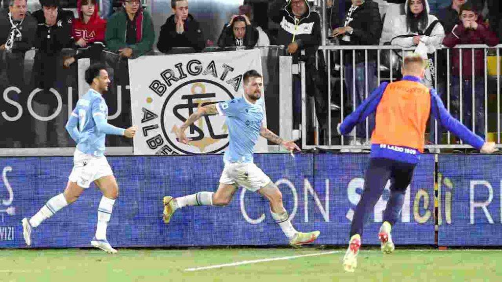 Gol di Acerbi nel match Spezia-Lazio