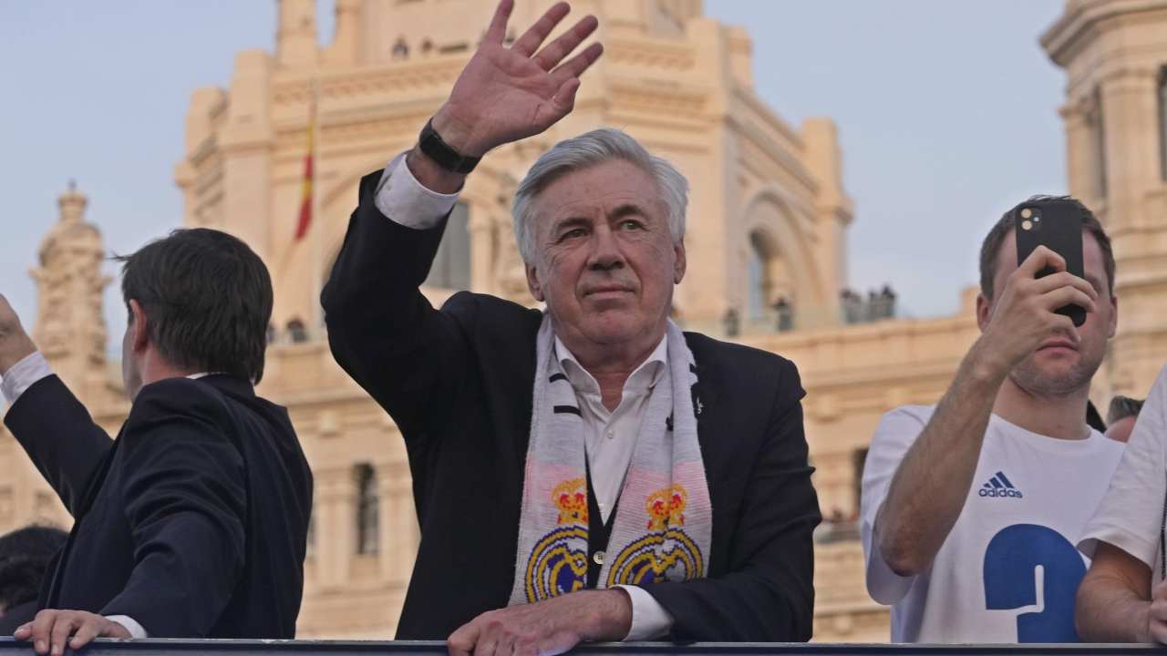 Ancelotti esulta sul pullman