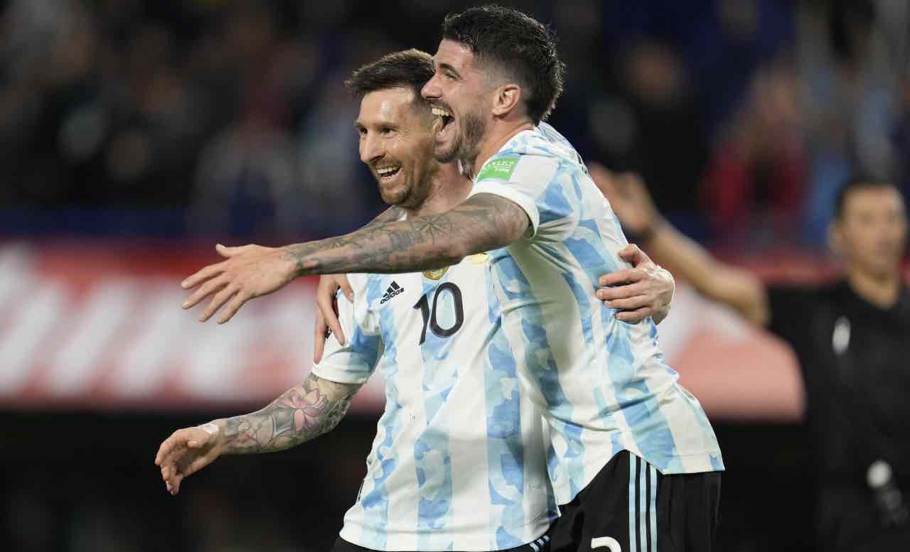 Messi festeggia un gol con De Paul