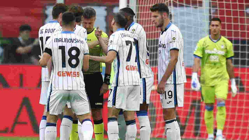 Atalanta protesta per il gol di Leao