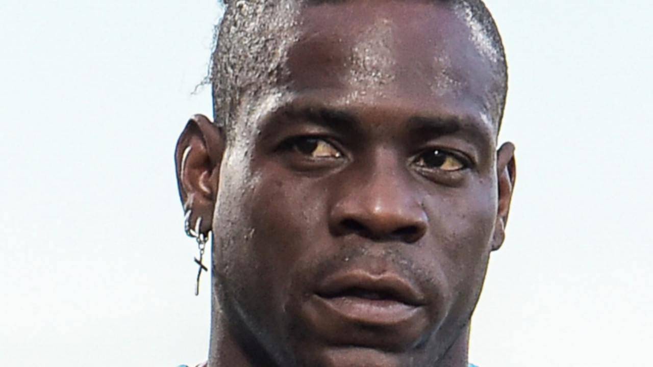 Balotelli pensieroso 