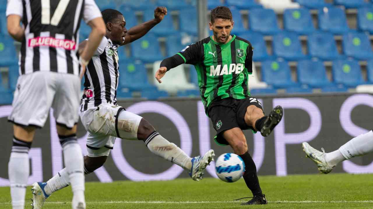 Berardi calcia in campo