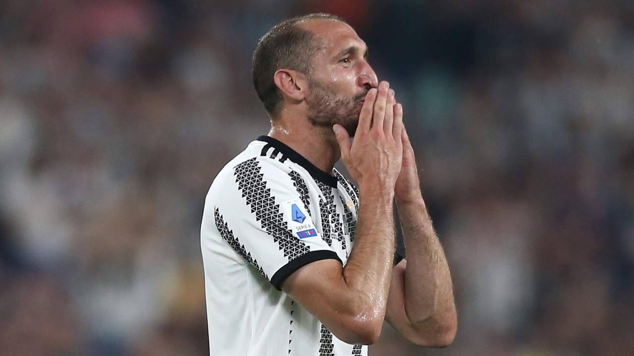 Chiellini saluta i tifosi