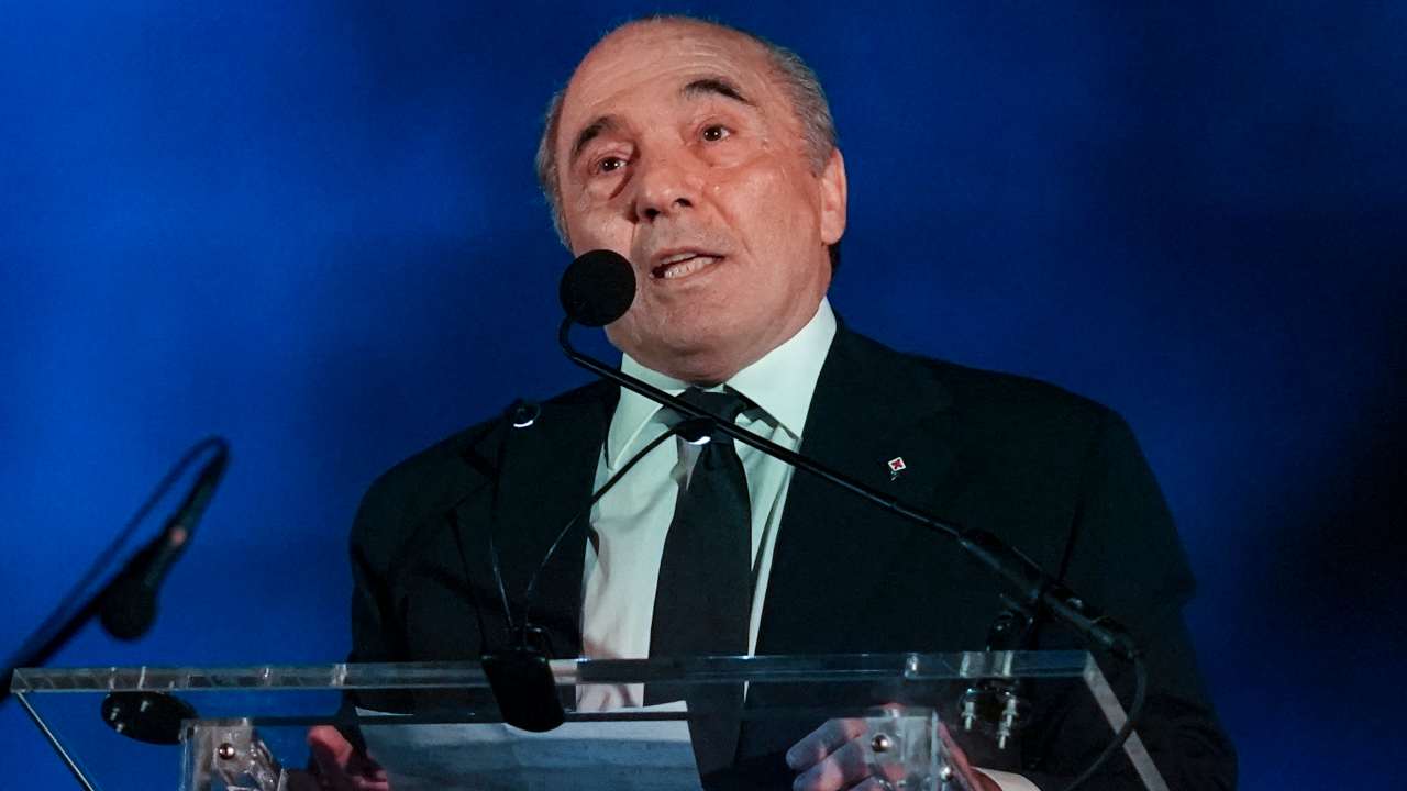 Commisso parla al microfono