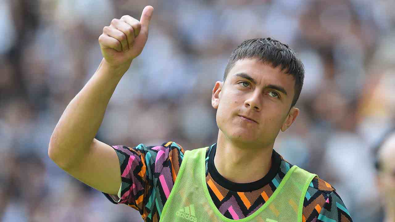 Dybala fa il cenno dell'ok