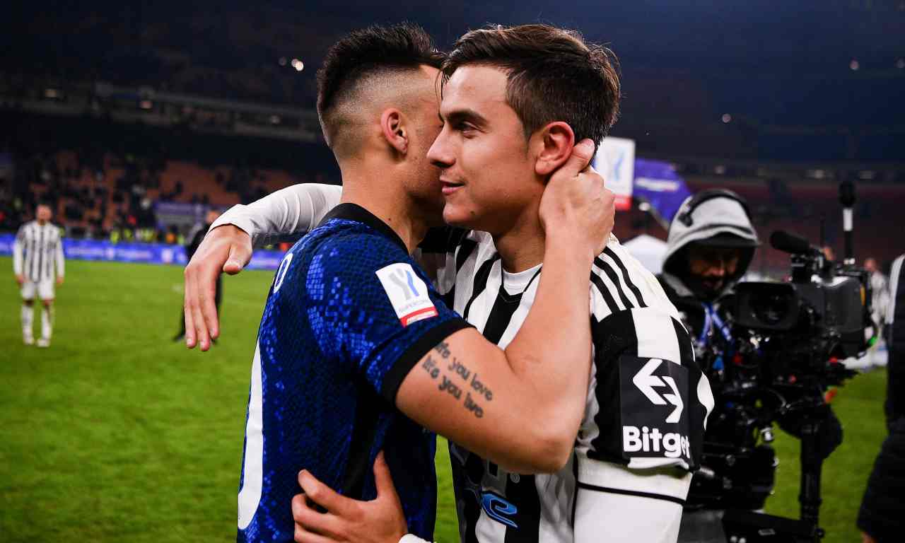 Dybala si saluta con Lautaro Martinez 