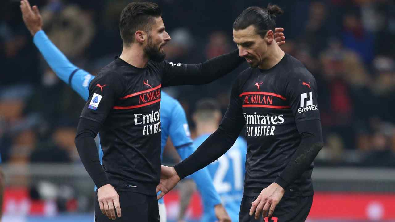 Giroud e Ibrahimovic si abbracciano
