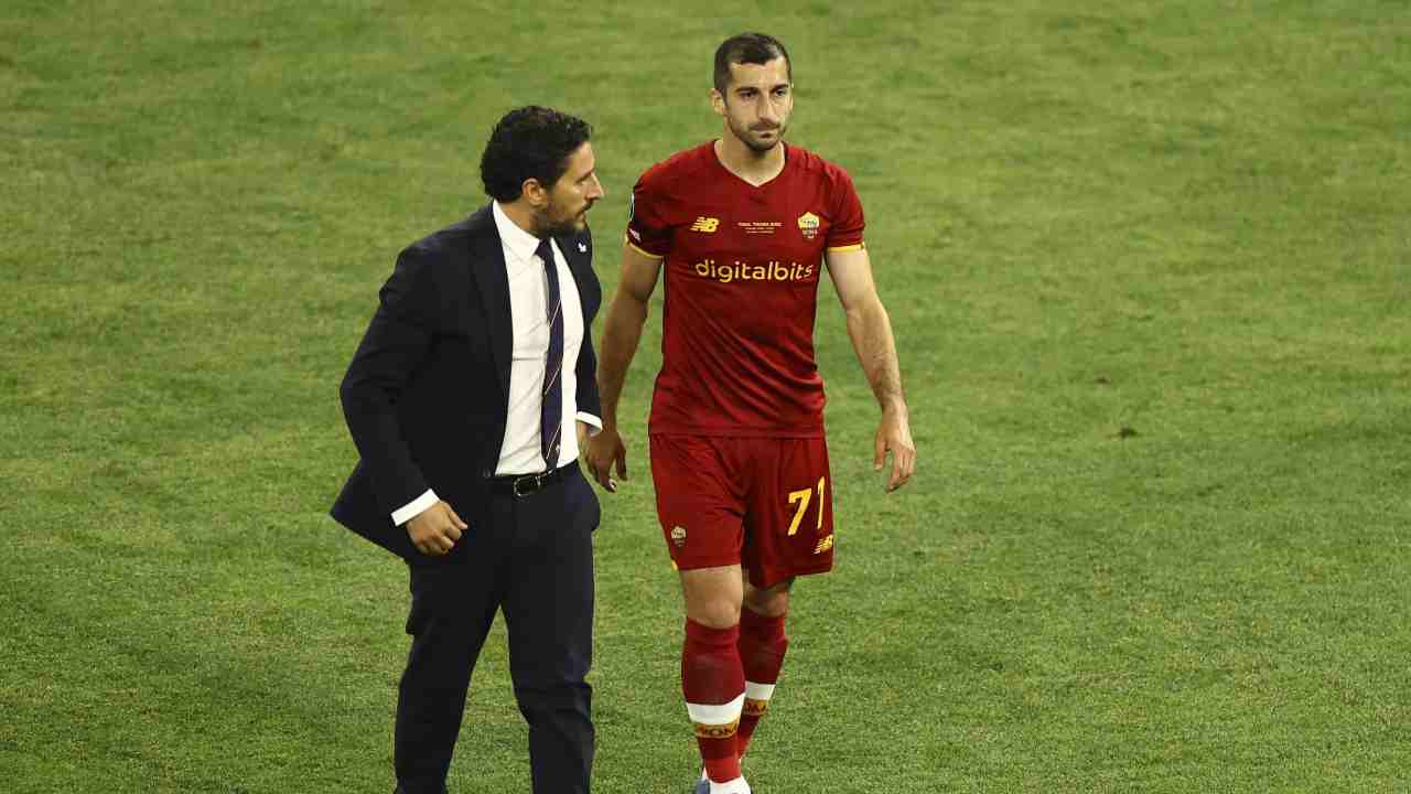 Henrikh Mkhitaryan cammina sconsolato Roma