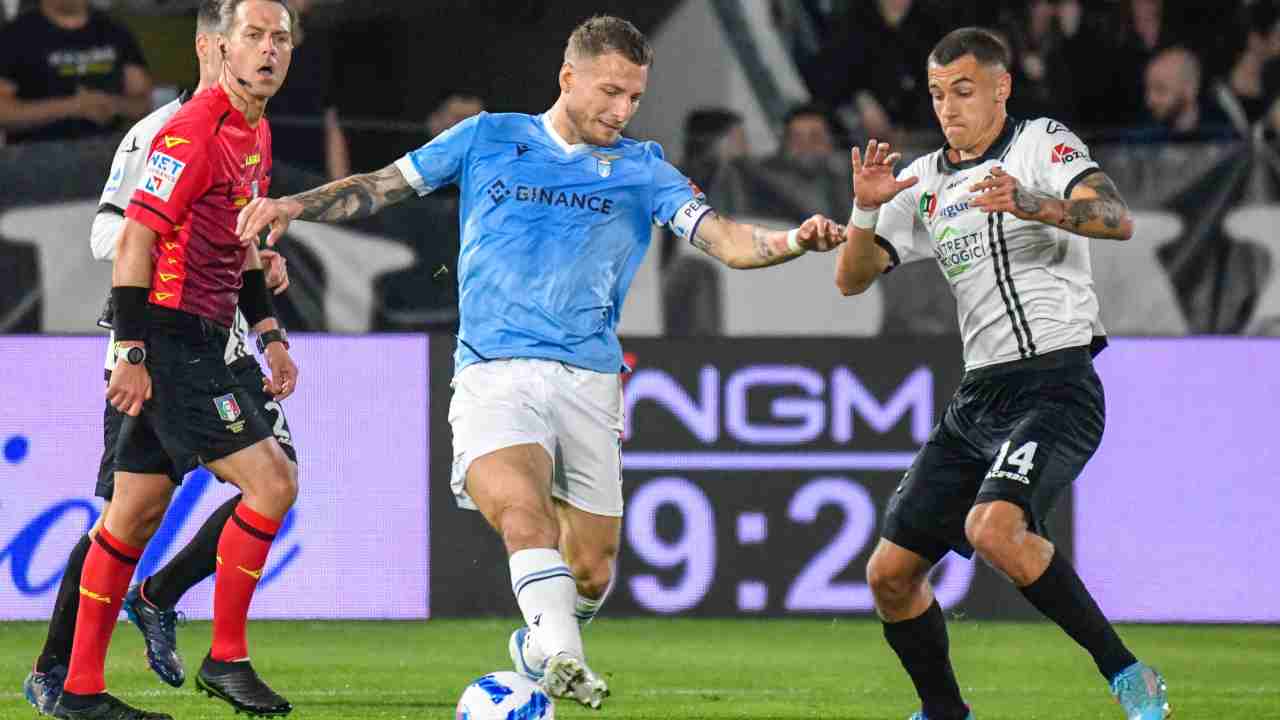 Immobile controlla il pallone