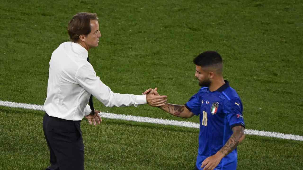 Mancini dà il cinque a Insigne