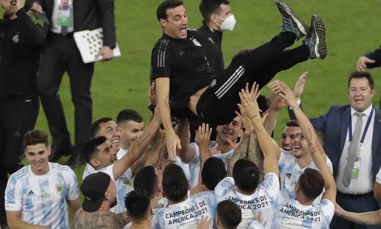 Copa America, i giocatori dell'Argentina celebrano il Ct Scaloni