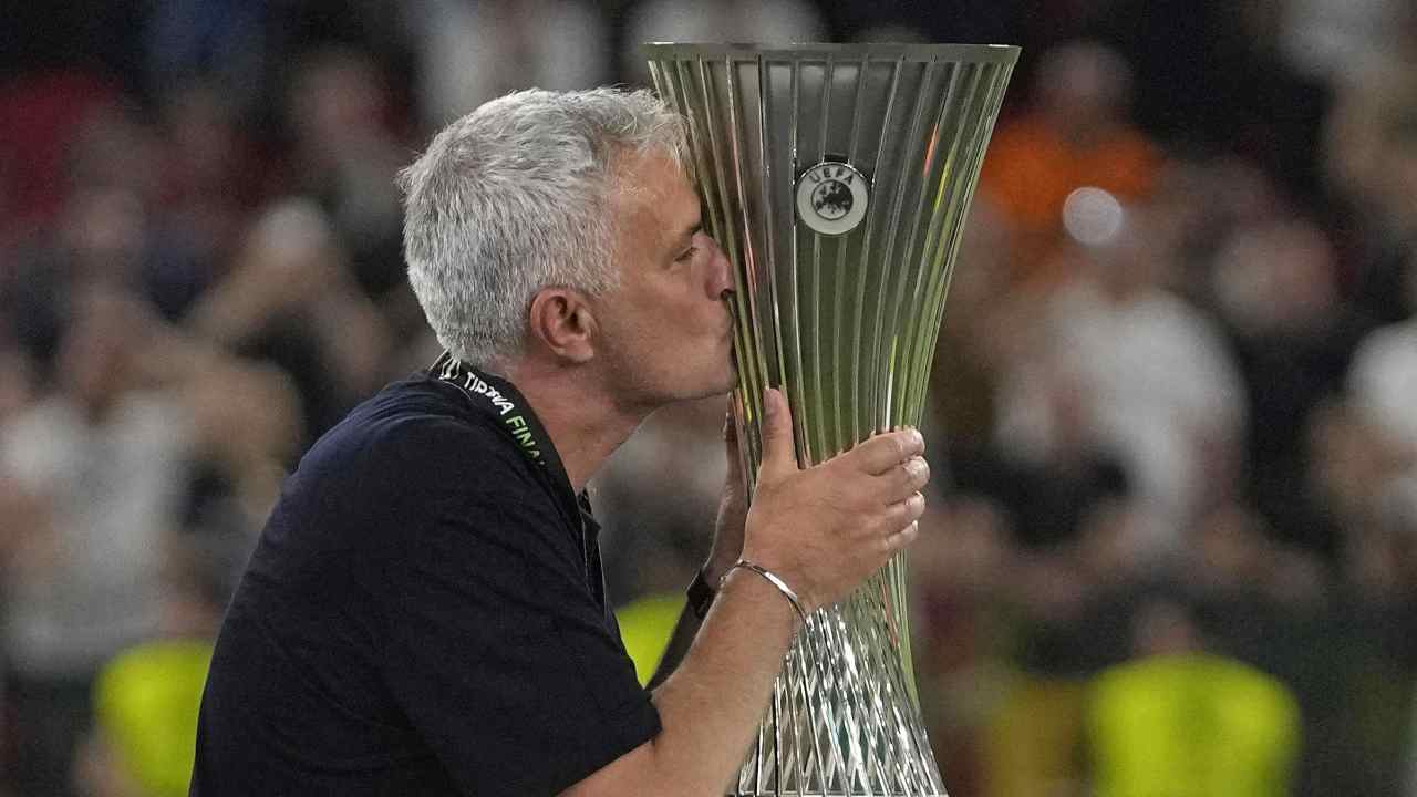 Mourinho bacia la coppa Conference League